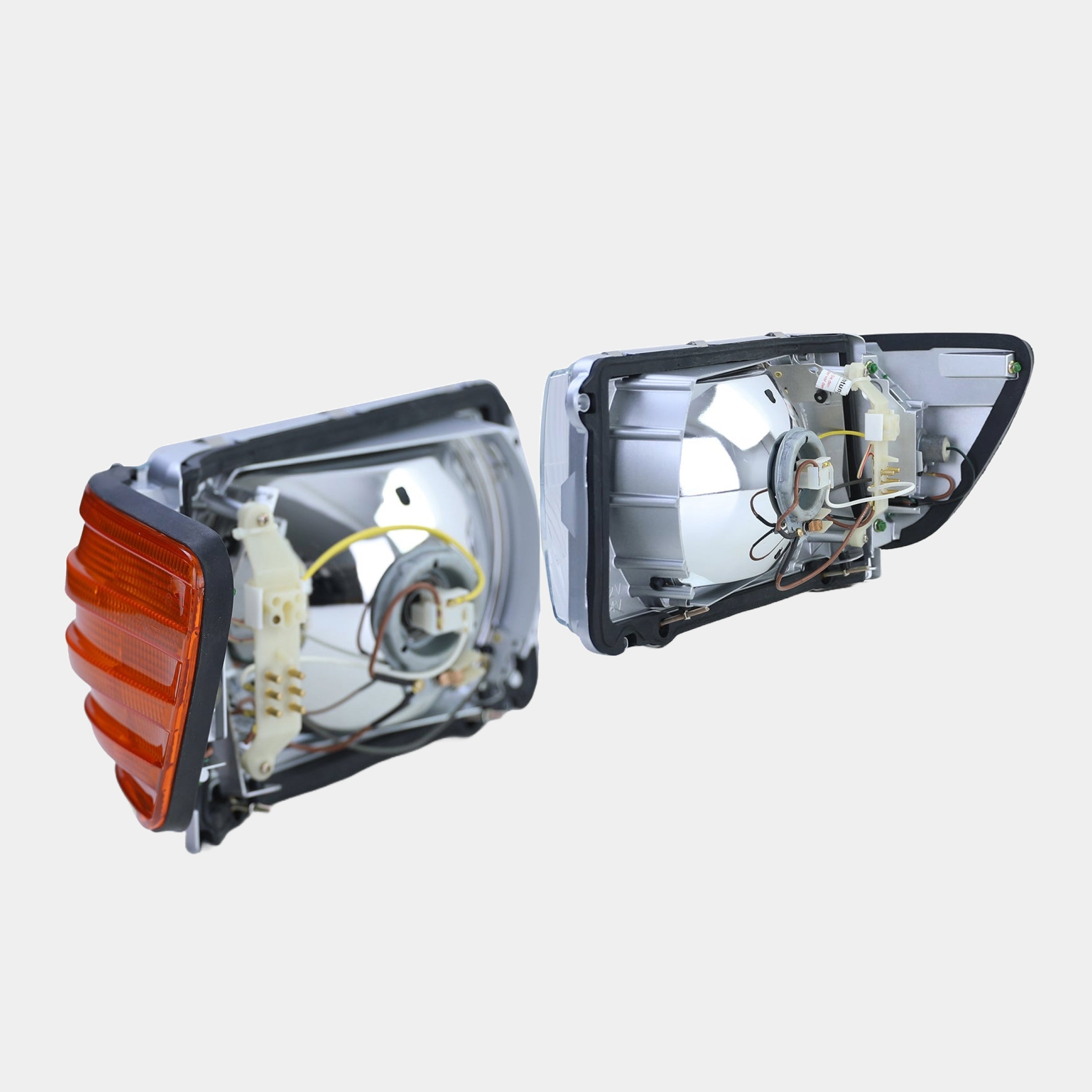 RHD Scheinwerfer Satz, manuelle Verstellung, 6-poliger Anschlussstecker, orangene Blinker
